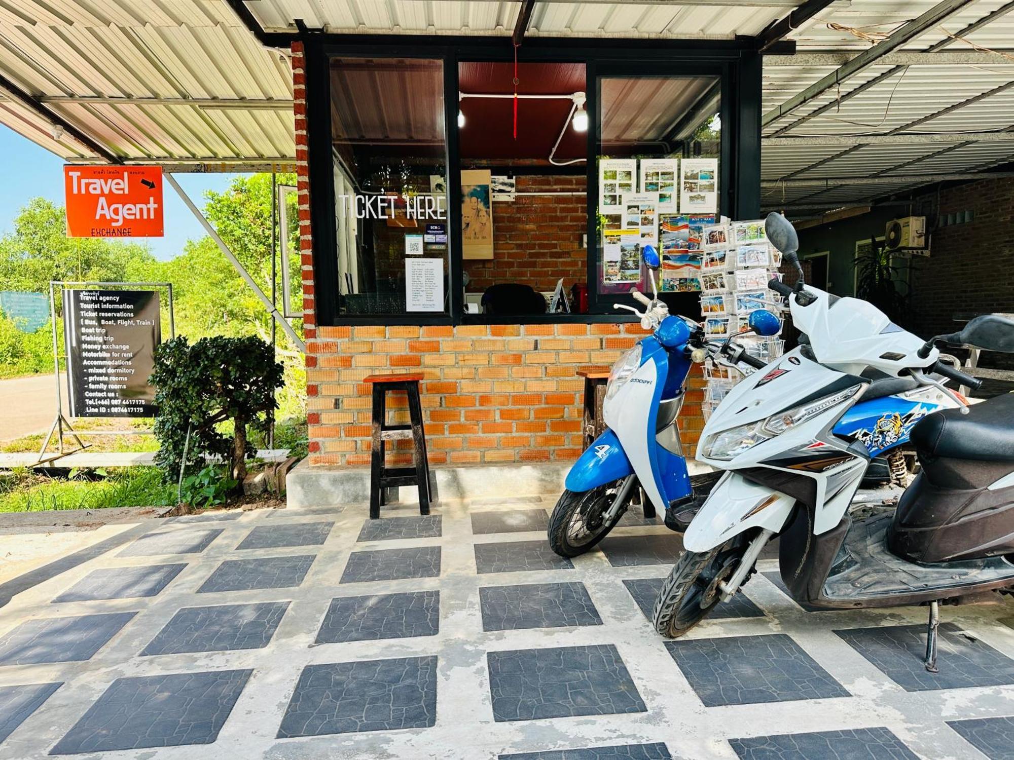 Koh Jum Bungalow & Hostel Exterior photo